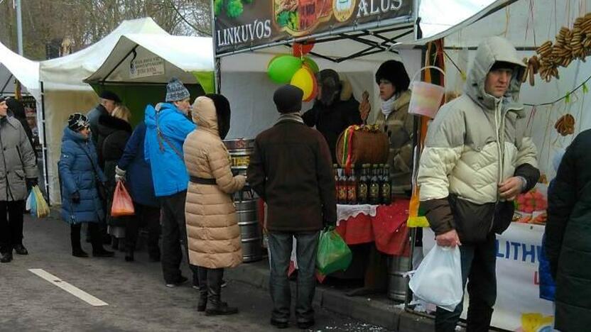 Nusispjovė: nepaisant nuo šių metų sausio įsigaliojusio alkoholio reklamos draudimo, Palangoje Stintų šventė švęsta "pagal seną šio įstatymo redakciją".