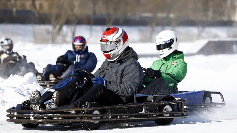 Pramoga: būrys miestiečių nepabijojo šaltuko ir ryžosi išbandyti ledo trasą kartingais.