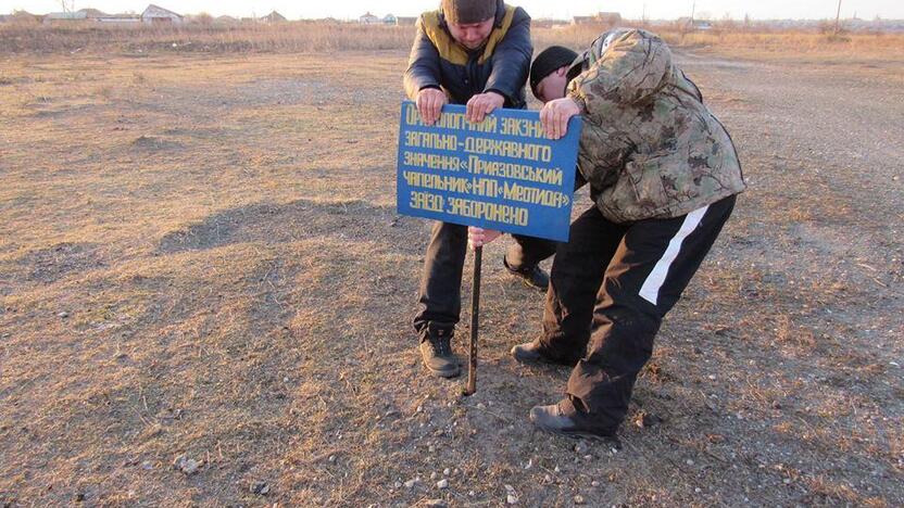 Perspėjimai: ukrainiečiai gamtosaugininkai žymi Meotidos nacionalinio parko ribas, kurio dalį atplėšė Donecko separatistai.