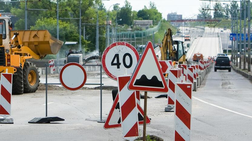 Kol teisėsaugininkai sunkiai kremta bendrovių grupės "Šiaulių plentas" kyšininkavimo ir painios krepšinio rėmimo bylos faktus, kompanija toliau sėkmingai pelnosi gaudama milijoninius užsakymus iš biudžeto.