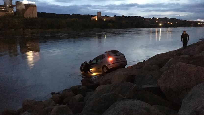 Į Nemuną įkritęs „Nissan“