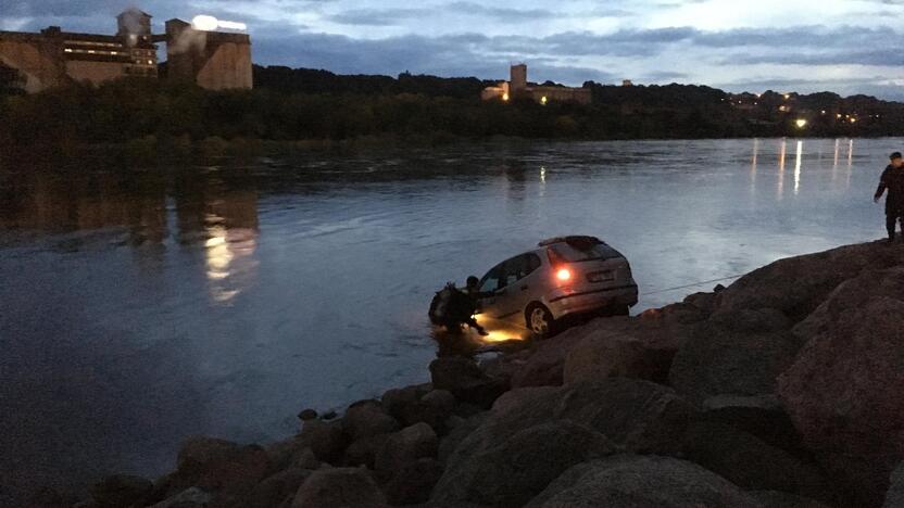 Į Nemuną įkritęs „Nissan“