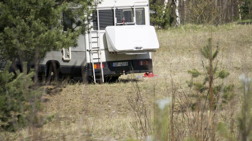 Įžūlumas: poilsiautojai iš Latvijos nepaisė eismą draudžiančio kelio ženklo, užkardos ir įsirengė stovyklavietę pačiame Smiltynės miške.