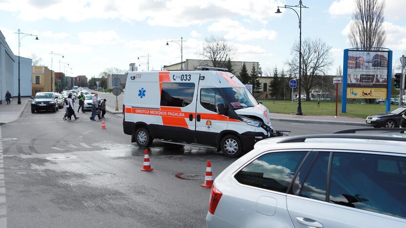 Į pratybas skubėję medikai rėžėsi į mikroautobusą