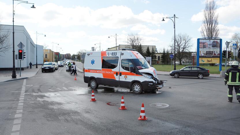 Į pratybas skubėję medikai rėžėsi į mikroautobusą