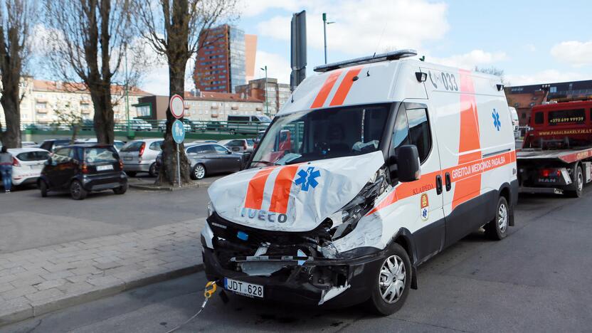 Į pratybas skubėję medikai rėžėsi į mikroautobusą