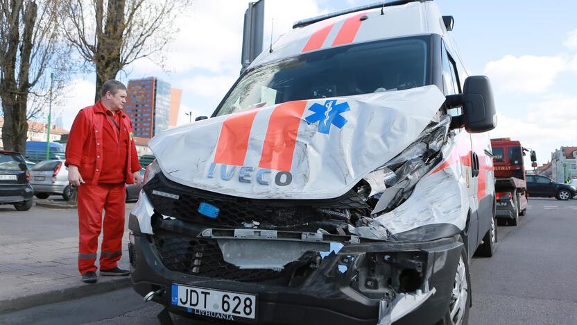 Į pratybas skubėję medikai rėžėsi į mikroautobusą