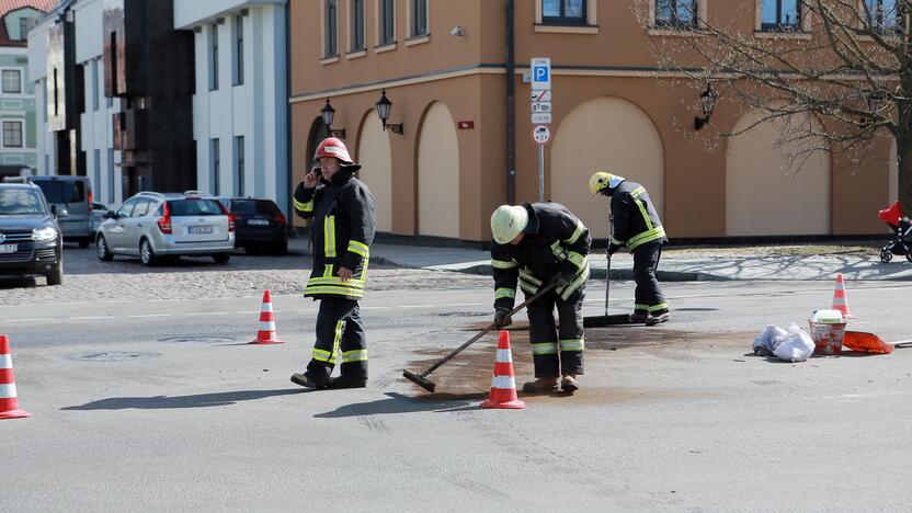 Į pratybas skubėję medikai rėžėsi į mikroautobusą