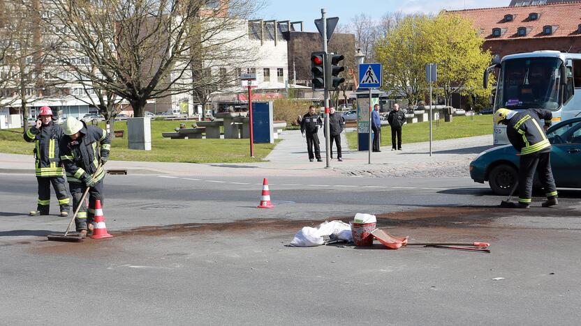 Į pratybas skubėję medikai rėžėsi į mikroautobusą