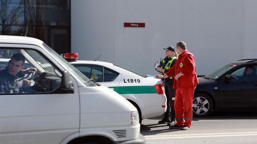 Į pratybas skubėję medikai rėžėsi į mikroautobusą