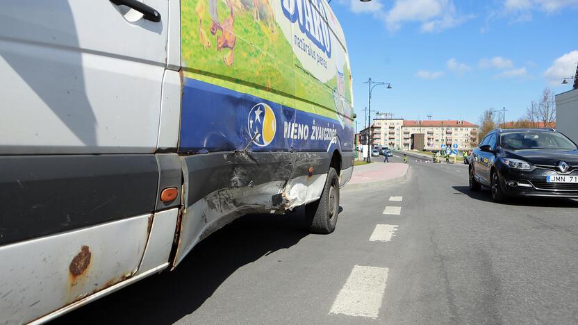 Į pratybas skubėję medikai rėžėsi į mikroautobusą