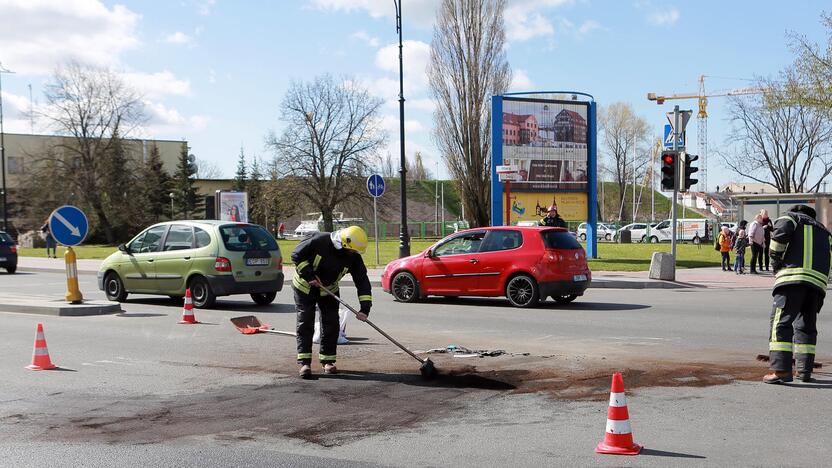 Į pratybas skubėję medikai rėžėsi į mikroautobusą