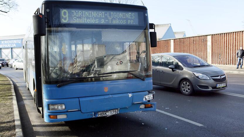 Minijos gatvėje susidūrė trys automobilaii