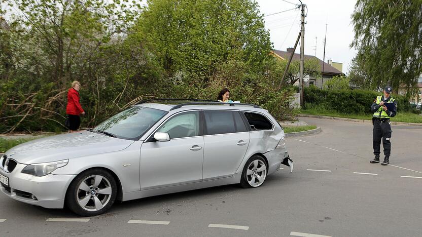 BMW partrenkė motociklininką