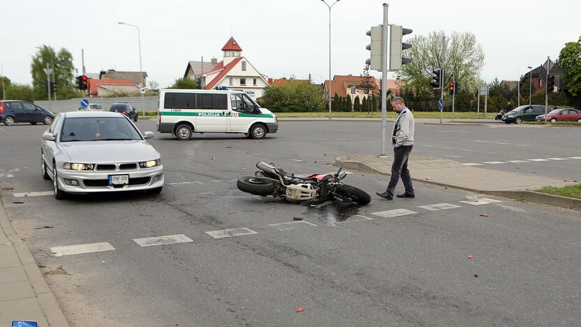 BMW partrenkė motociklininką