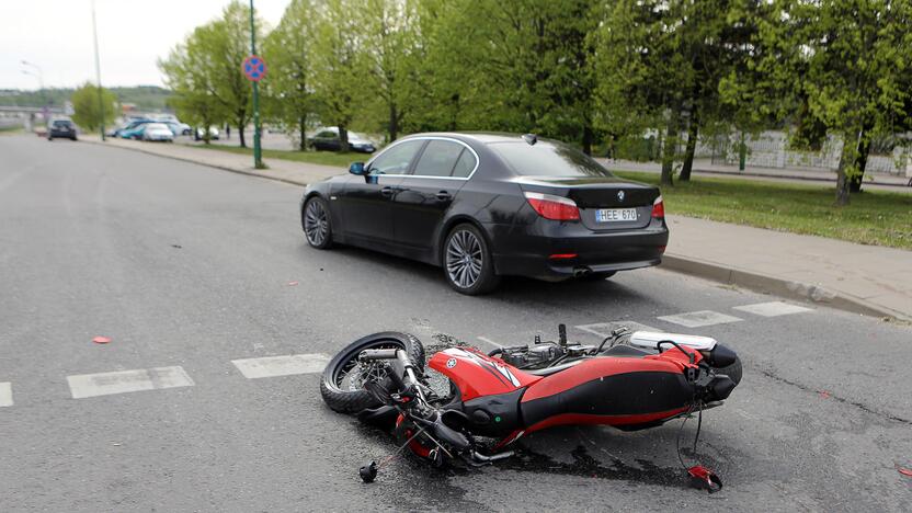 BMW partrenkė motociklininką