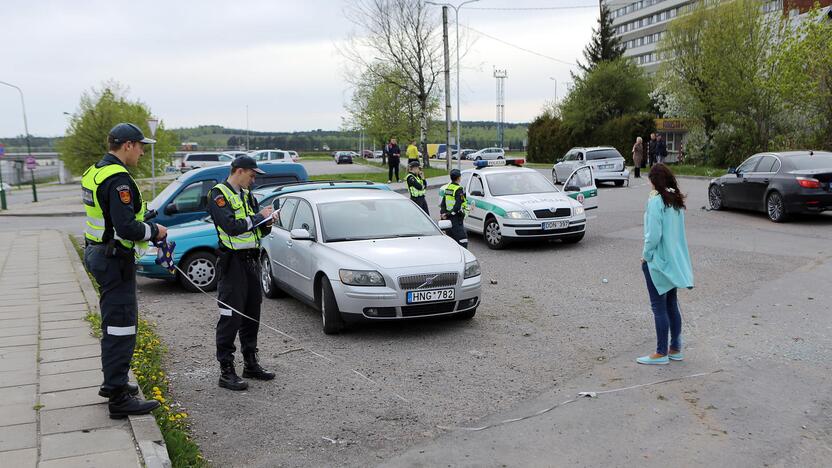 BMW partrenkė motociklininką