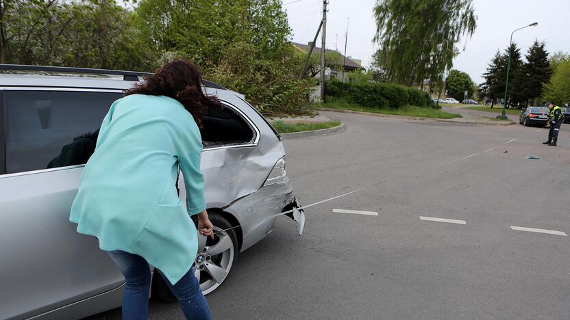 BMW partrenkė motociklininką