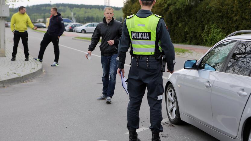 BMW partrenkė motociklininką