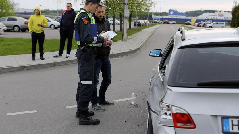 BMW partrenkė motociklininką