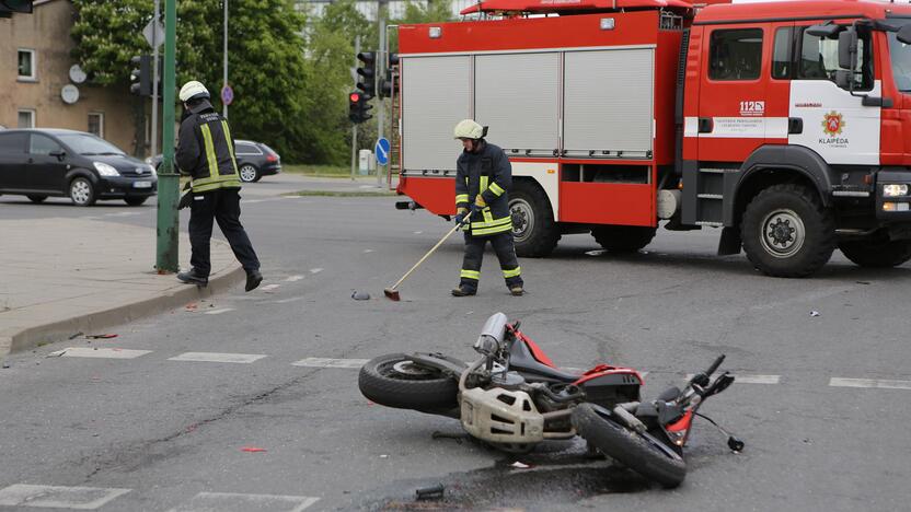 BMW partrenkė motociklininką