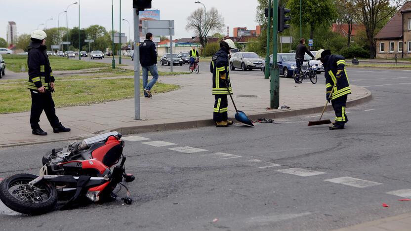 BMW partrenkė motociklininką