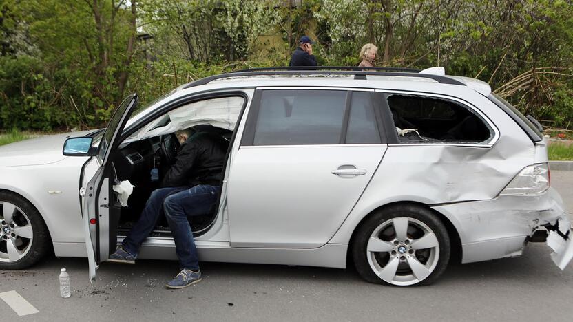 BMW partrenkė motociklininką