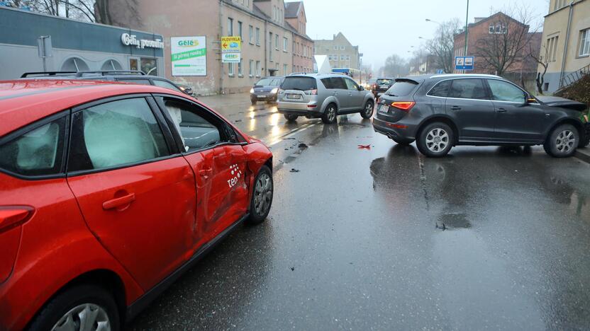 Liepų gatvėje susidūrė keturi automobiliai