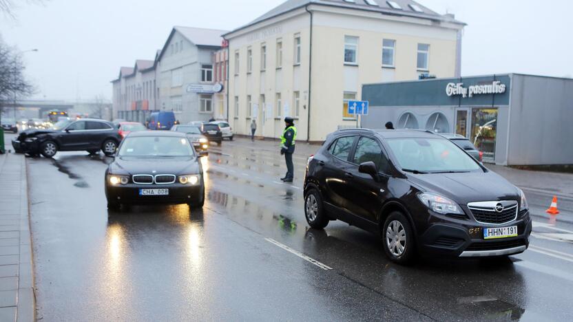 Liepų gatvėje susidūrė keturi automobiliai