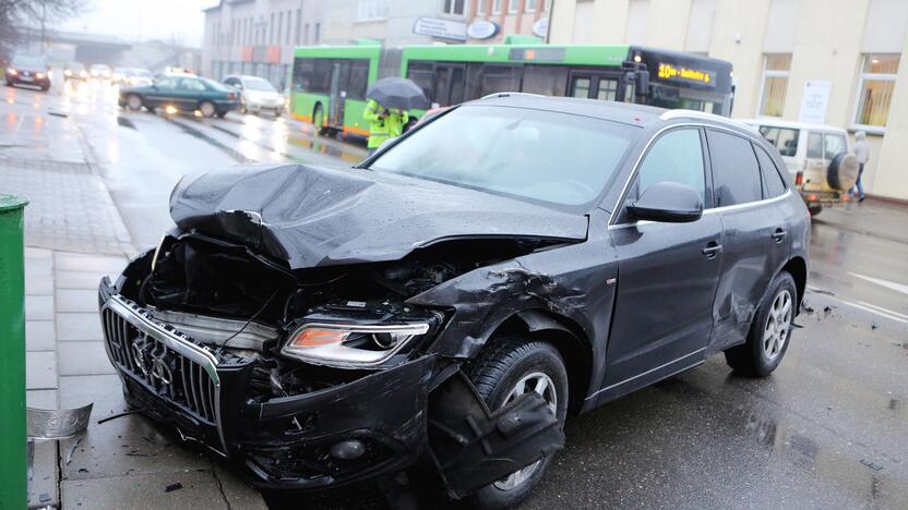 Liepų gatvėje susidūrė keturi automobiliai