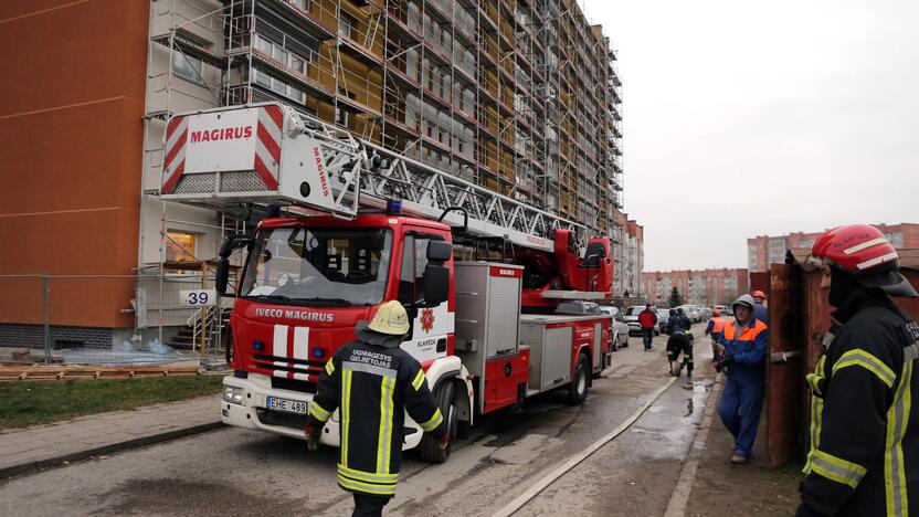 Uostamiestyje užsidegė daugiabučio namo stogas