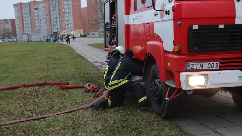 Uostamiestyje užsidegė daugiabučio namo stogas