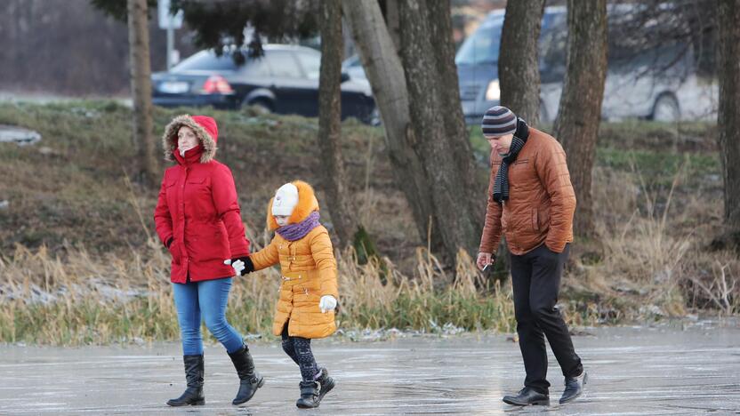 Klaipėdiečiai puikiai laiką leido ant ledo