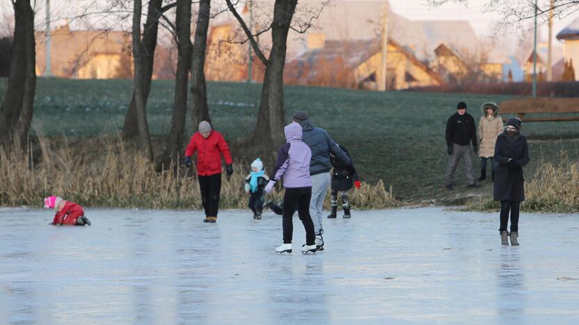 Klaipėdiečiai puikiai laiką leido ant ledo