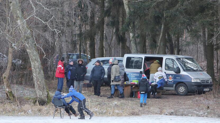 Klaipėdiečiai puikiai laiką leido ant ledo