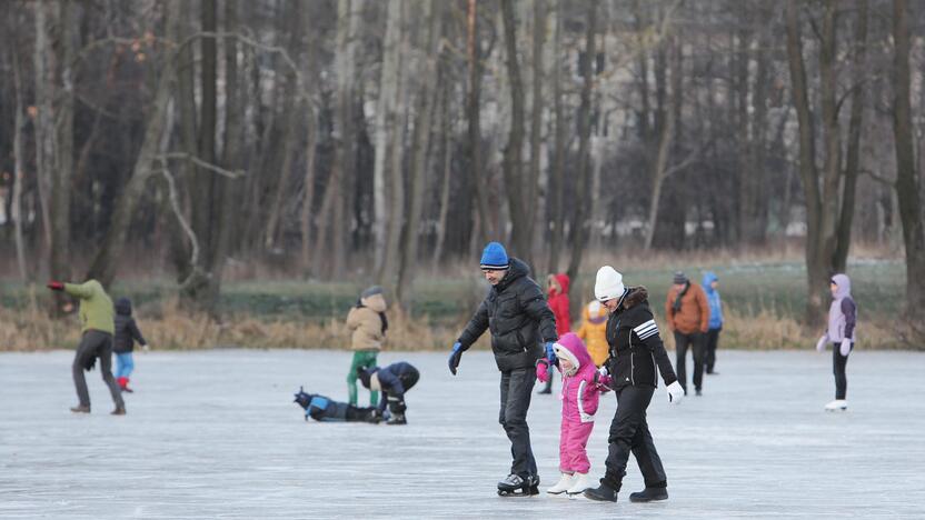 Klaipėdiečiai puikiai laiką leido ant ledo