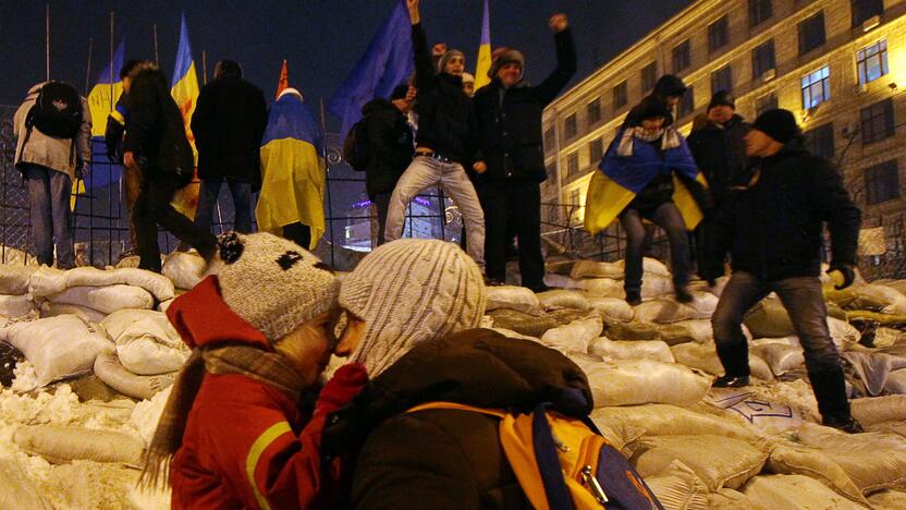 Protestuotojai Kijeve pastatė daugiau barikadų