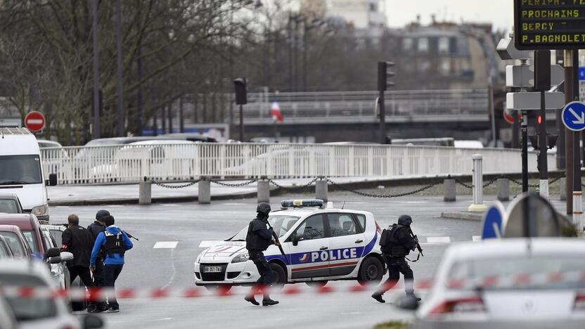 „Charlie Hebdo“ įtariamųjų gaidynės