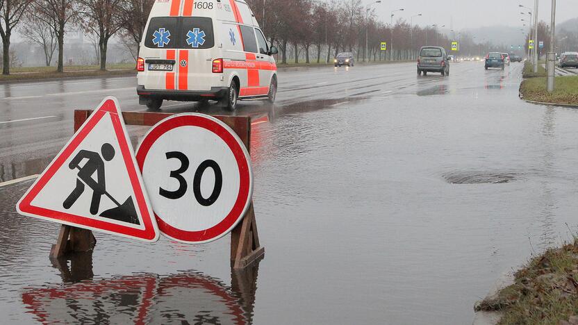 Vandentiekio avarija Jonavos gatvėje