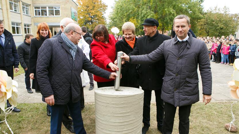 Kapsulės įkasimas Rokų gimnazijoje