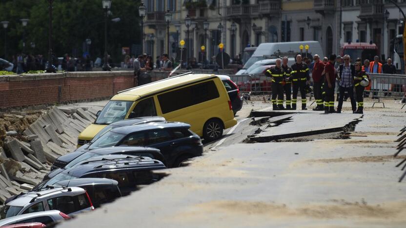 Florencijos senamiestyje atsivėrė milžiniška smegduobė 