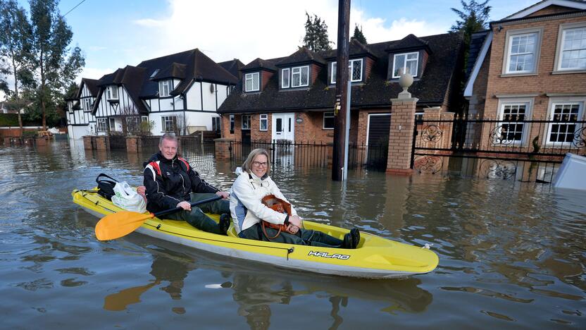 Temzė užliejo miestelius aukščiau Londono.