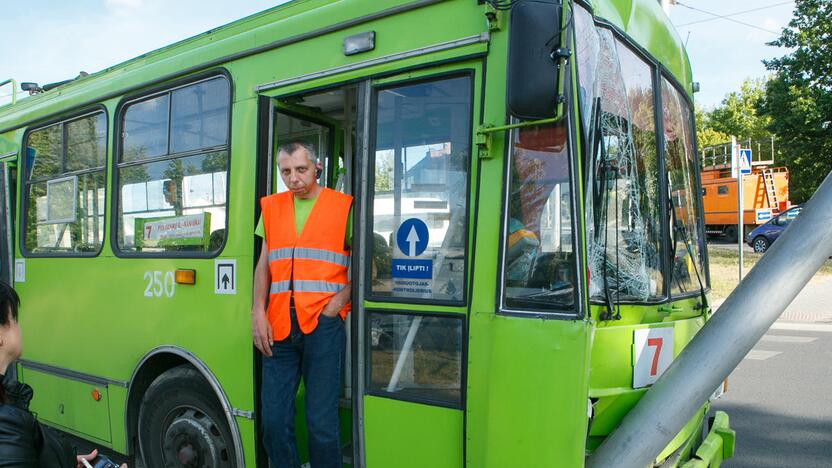 Troleibusas atsitrenkė į stulpą