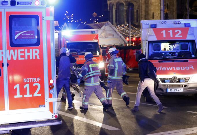 Berlyne sunkvežimis įvažiavo į žmonių minią