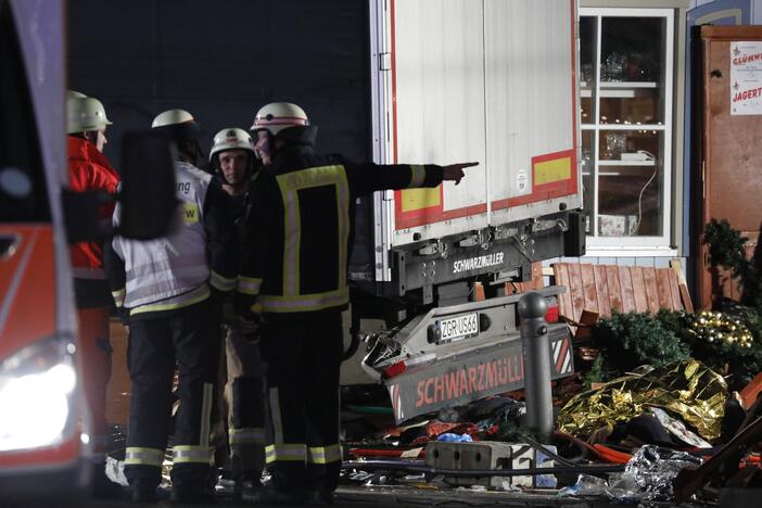 Berlyne sunkvežimis įvažiavo į žmonių minią