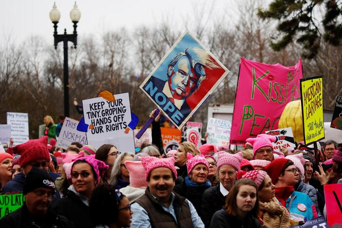 Moterys protestuoja prieš D. Trumpą