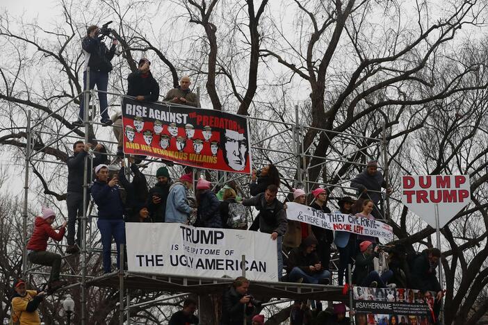 Moterys protestuoja prieš D. Trumpą