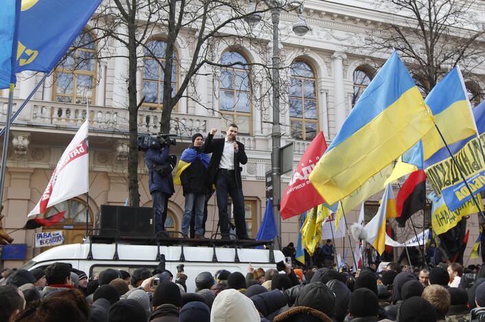 Ukrainoje prie Rados susirinko tūkstančiai protestuotojų