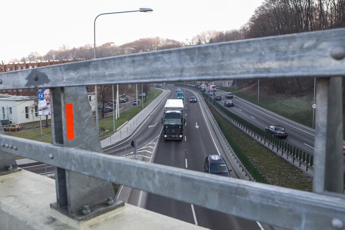 Vilniuje policija išgelbėjo nuo viaduko nušokti ketinusią mergaitę