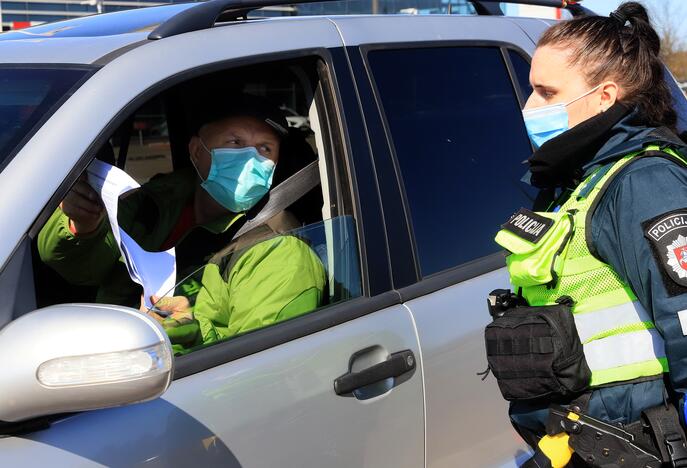 Automobilių patikra prie įvažiavimo į Kauną